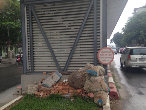 Triệu đô xây nhà chờ xe buýt ở Hà Nội chưa hoạt động đã hoen rỉ