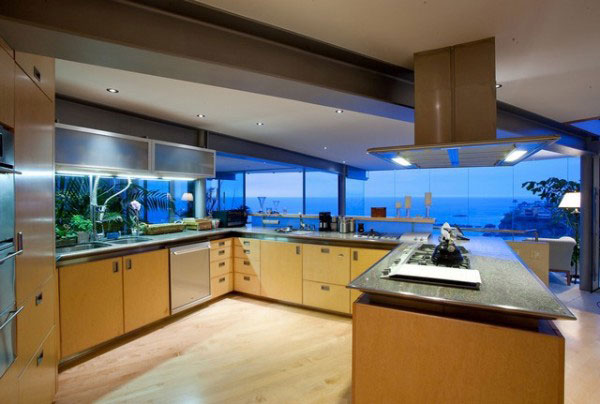 Nhà bếp màu nâu gỗ tự nhiên với hướng nhìn ra biển.
