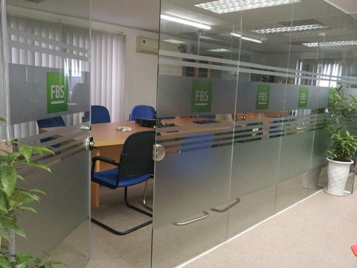 Vách ngăn kính cường lực mờ